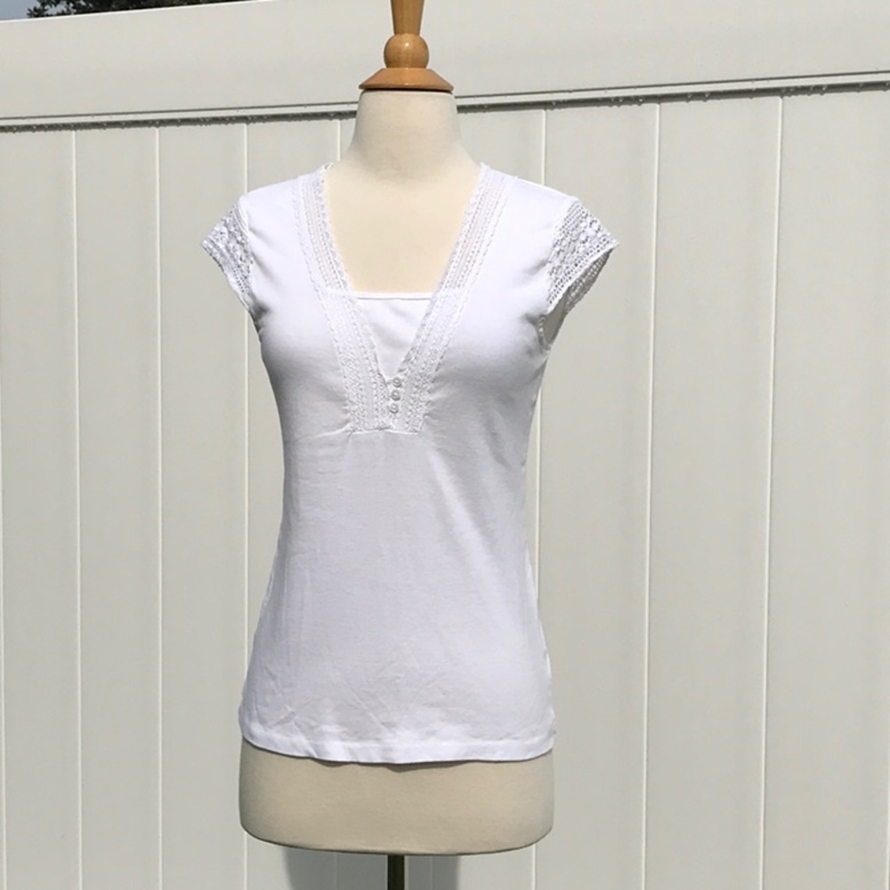 NWOT Jones New York Sport White Top with Lace Cap Sleeves and Trim Size Medium